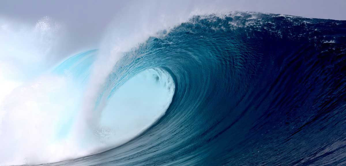 image of a wave of the sea from side angle